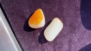 新疆和田玉籽料原石,2颗精品玩料,真皮真色,白度一级白,一颗11克红皮