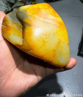 新疆和田玉籽料原石,红皮白肉串青花,1160克,前段一起收的料子,白度一