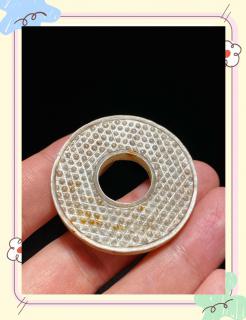 汉和田玉灰皮蒲纹玉璧:蒲草的玉石传奇