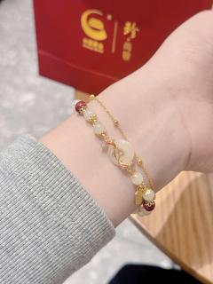 怎么选嘛…介么润的和田玉手串美的不像话～