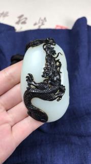 和田玉黑皮双色料,黑白分明,白度一级,黑皮浓郁,摘色俏雕