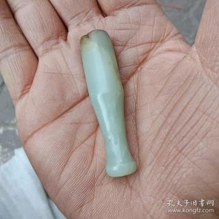 老和田玉烟嘴,有残,介意者勿拍.重19克